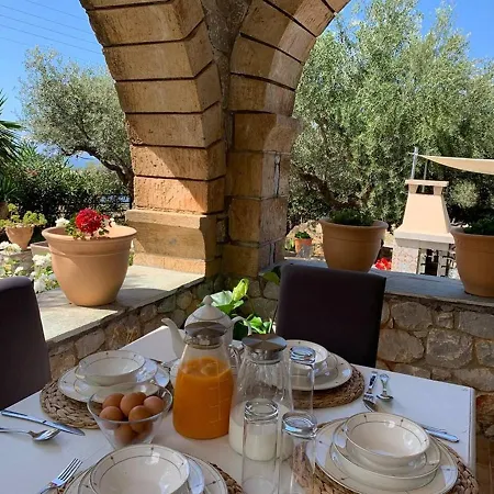 Semi Detached Stone House Great Location Ferienhaus Kardhamili