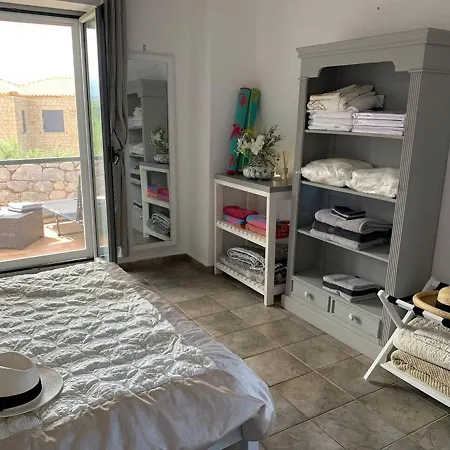 펜션 Semi Detached Stone House Great Location 카르다밀리